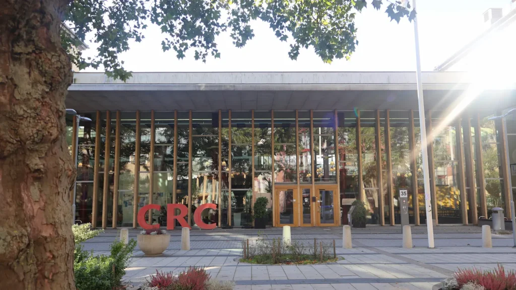 Entrén till Clinical Research Centre (CRC) i Malmö, med stora röda bokstäver "CRC" på byggnaden.